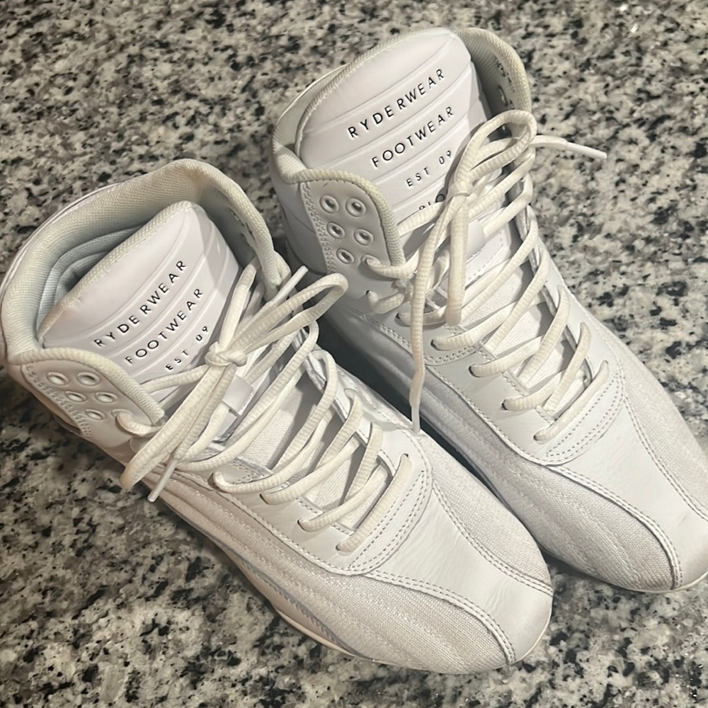 MAKE AN OFFER 👟